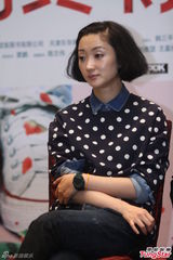 组图：赵薇戴墨镜携《致青春》素服低调宣传