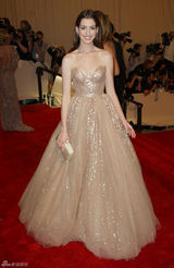 高清图：纽约大都会庆典 安妮-海瑟薇低胸礼服性感