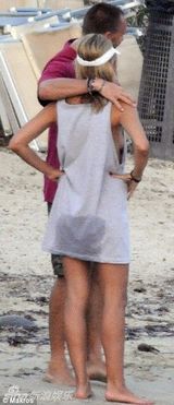 组图：曝超模海蒂-克鲁姆与保镖海滩亲密疑有新恋情