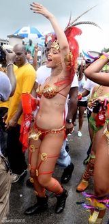 组图：蕾哈娜三点式上阵 遭粉丝背后大力抓奶