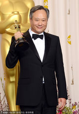 组图：奥斯卡后台－李安获最佳导演亲吻奖杯