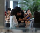 组图：赵薇戴耳朵帽现身机场 与助理卖萌玩自拍