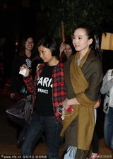 组图：刘诗诗与四爷住同一酒店 男助理贴心护驾