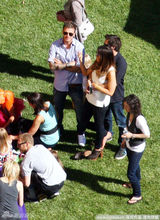 高清图：世界杯在即小贝派对无奈闲聊 辣妹短裤晒腿