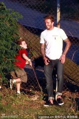 组图：贝克汉姆带儿子球场PK 见狗仔变脸怒骂