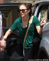 组图：娜塔丽-波特曼单手抱娃 小家伙萌样可爱