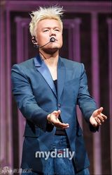 组图：G-dragon获音乐节目冠军 宣美撅臀辣舞