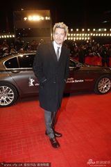 组图：《爱在午夜降临前》首映 伊桑搂朱丽搞怪