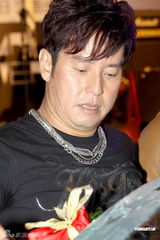 组图：谭咏麟传承摇滚力量提携新人Mr.发新专辑