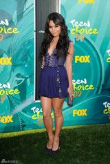 高清组图：凡妮莎-哈金斯亮相颁奖礼 大派香吻