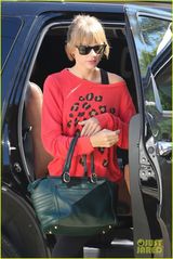 组图：泰勒斯威夫红外套出街露香肩