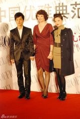 组图：龚蓓苾帅气现身典礼 中性打扮很摩登