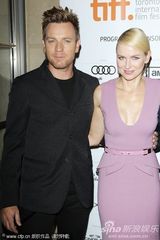 《惊天巨啸》首映 娜奥米-沃茨深V秀美乳