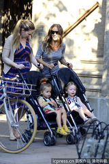 组图：帕克送爱女上幼儿园 双胞胎姐妹模样水灵