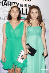 组图：赌王四太梁安琪携何猷亨何超欣出席活动