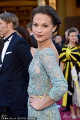 组图：艾丽西卡-维坎德长裙拖地裸背性感