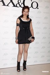 高清组图：名模助阵服装秀 姣好身材展示绚丽华服