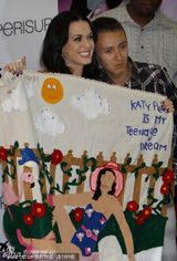 凯蒂-佩里性感推销首款香水 酥胸全裸嫩白诱惑(图)