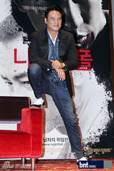 组图：任达华出席《大追捕》韩国新闻发布会