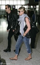 组图：茱莉机场邂逅安妮斯顿 昔日情敌擦肩而过