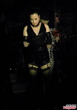 组图：汪明荃香港开唱 造型多变火辣优雅