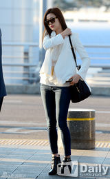 组图：金秀贤全智贤机场重聚 黑白配登对