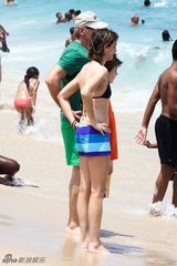 组图：哈里森现身海滩 妻子卡利斯塔身材姣好