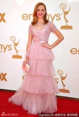 组图：艾美奖红毯 杰玛-梅斯薄纱粉裙透视诱惑