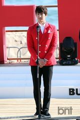 组图：李准河正宇出席釜山电影节舞台问候活动