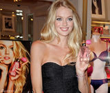 高清组图：超模林赛-艾林森性感抹胸黑裙亮相