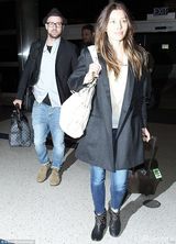 组图：大贾斯汀与爱妻狂亲 杰西卡含羞步履匆匆