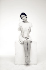 组图：黄圣依娴静大片尽显优雅自信