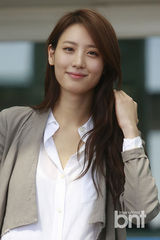 组图：韩女星秀贤赴美走《美国队长2》红毯