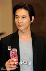 组图：元斌帅气亮相活动 俊秀清逸展美男气质