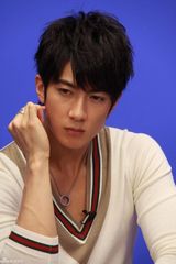 高清组图：吴尊做客新浪花絮照 阳光美男表情百变