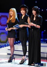 组图：仁顺伊等出演时尚节目展华丽舞台