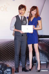 组图：陈柏霖视频聊天维系感情 工作中过白色情人节