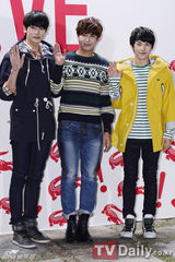 组图：具荷拉朴信惠等靓装出席时尚Party