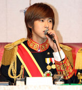 幻灯图：音乐剧《宫》发布会 郑允浩出席帅气亮相