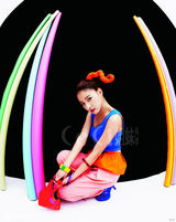 高清图：韩星金素恩变身霓虹女孩 玩转色彩混搭游戏