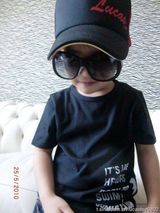 组图：Lucas可爱照曝光 抱弟弟合影全家齐戴墨镜