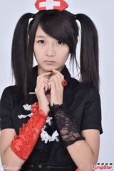 组图：许雅涵穿蓬蓬裙再现萌护士女仆造型