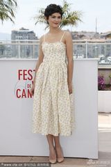 组图：奥黛丽-塔图清纯短裙秀香肩