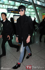 组图：韩星韩艺瑟丁一宇等为参加MAMA赴香港