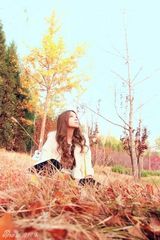 组图：裴紫绮拍暖色调唯美写真秀青春活力 