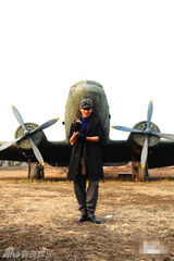 组图：乔振宇杂志大片 机场拍摄暖冬午后