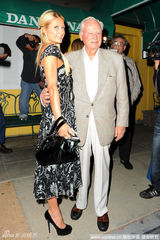 幻灯图：帕丽斯-希尔顿亲吻爷爷 努力改善祖孙关系