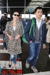 组图：刘嘉玲豹纹黑超抢眼 梁朝伟护花显恩爱