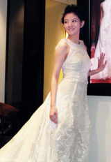 组图：安以轩中国风礼服看秀 气质简约脱俗