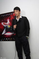 高清图：李光洁帅气现身 娱乐大典颁奖赵宝刚